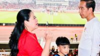 Ketua DPR Puan Maharani menonton pertandingan Timnas RI Vs Argentina bersama Presiden Joko Widodo di Stadion Utama GBK.