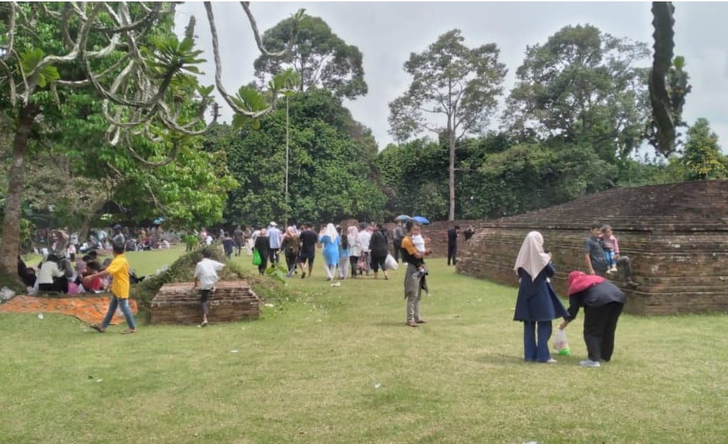 Pengunjung Candi Muaro Jambi Pengunjung Candi Muaro Jambi