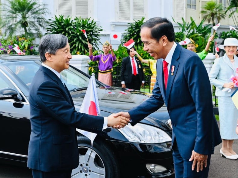 presiden jokowi saat sambut kaisar jepang.
