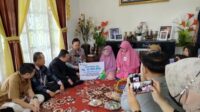 Gubernur Jambi, Al Haris saat serahkan bantuan JKM kepada keluarga almarhum Wedi Imam Santoso, pegawai Dinas Lingkungan Hidup Provinsi Jambi.