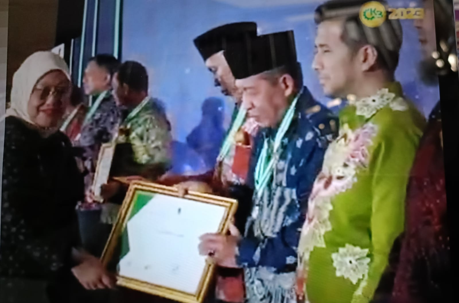 Wakil Gubernur Jambi, Abdullah Sani saat terima penghargaan K3 di Jakarta.