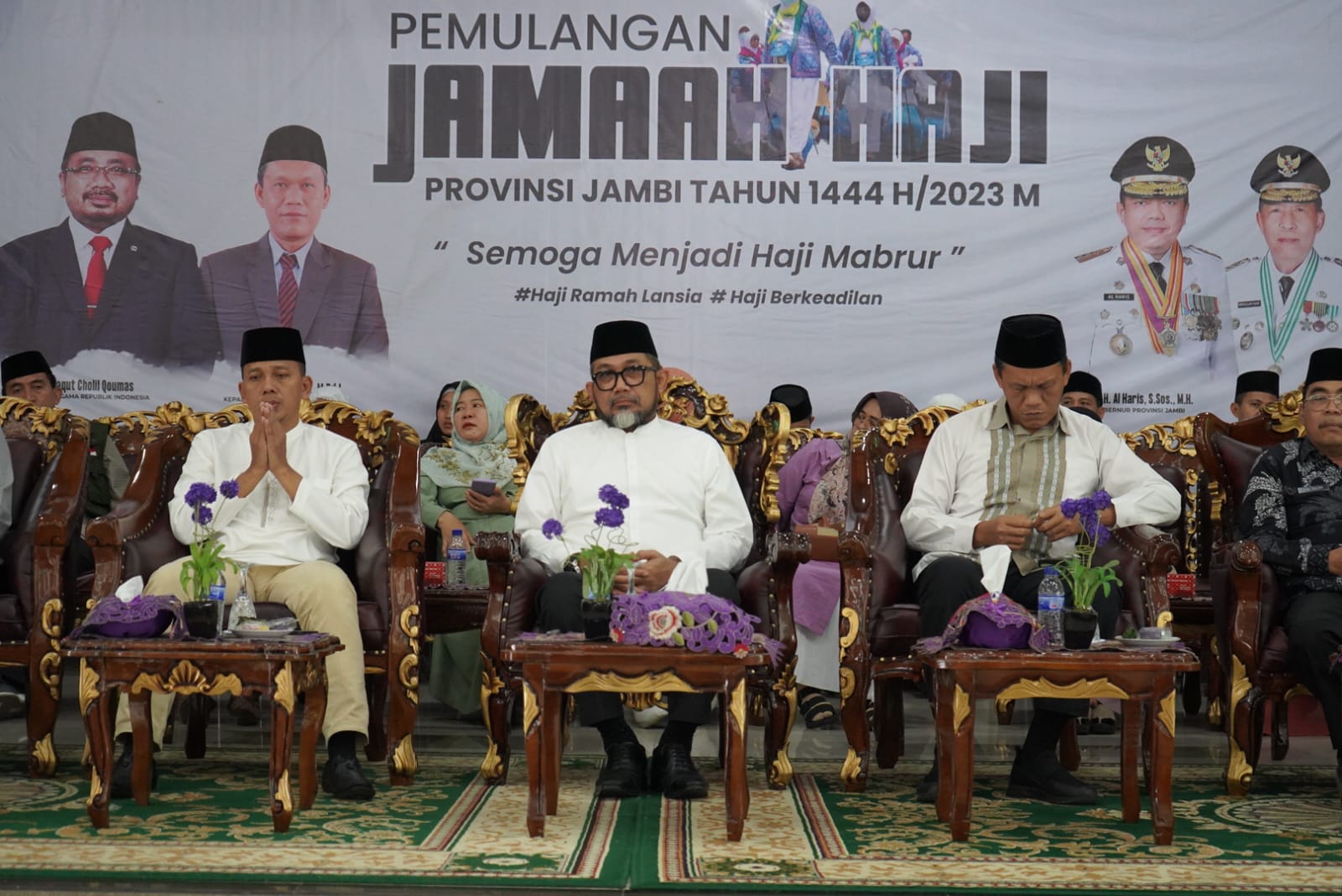 Sekda Provinsi Jambi, Sudirman saat hadir menyambut kedatangan jemaah Haji Jambi Kloter BTH 22.