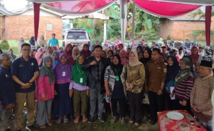Anggota DPRD Provinsi Jambi, Abun Yani mendapat sambutan hangat dari warga saat melakukan reses di Desa Tebat Patah, Kecamatan Taman Rajo, Kabupaten Muarojambi