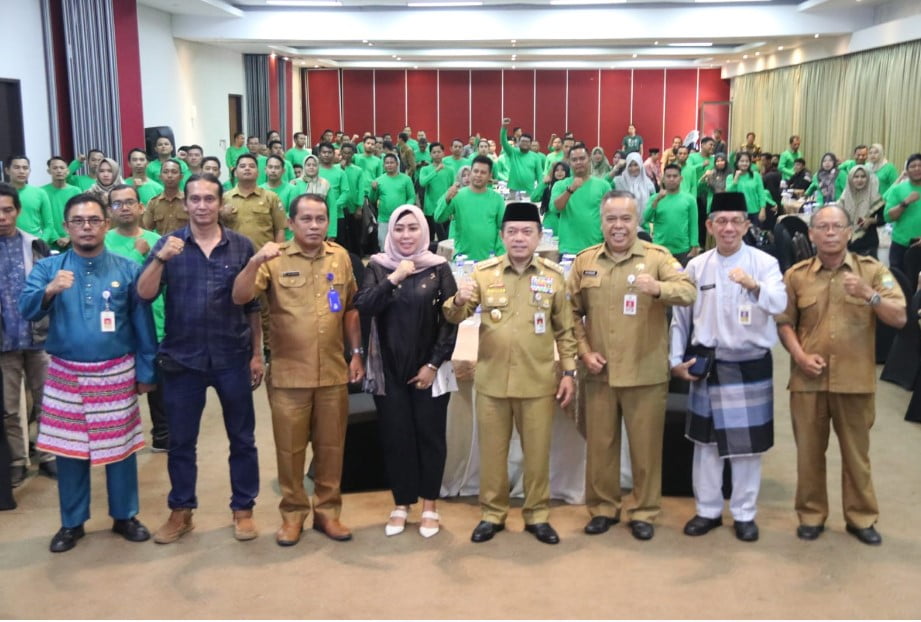 gubernur pada saat serah terima website dan aplikasi jaga desa, bertempat di resort rumah kito