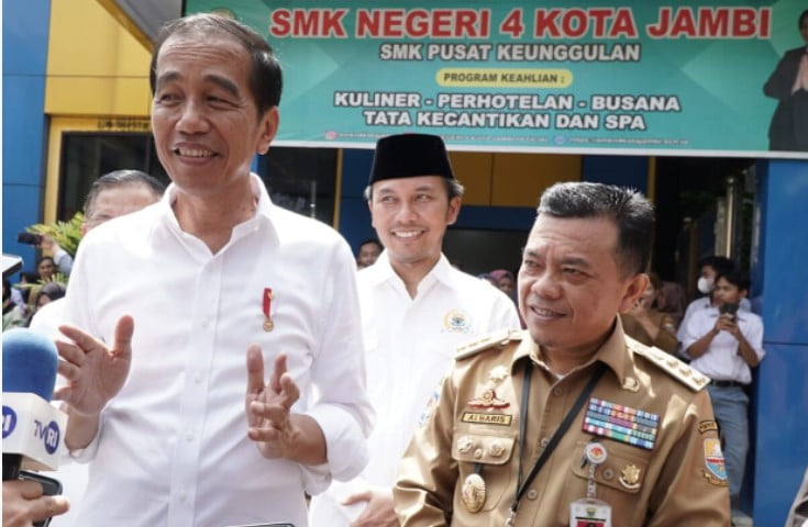 Ketua DPRD Provinsi Jambi, Edi Purwanto bersama Gubernur Jambi Al Haris mendampingi kunjungan Presiden Joko Widodo ke SMKN 4 Kota Jambi