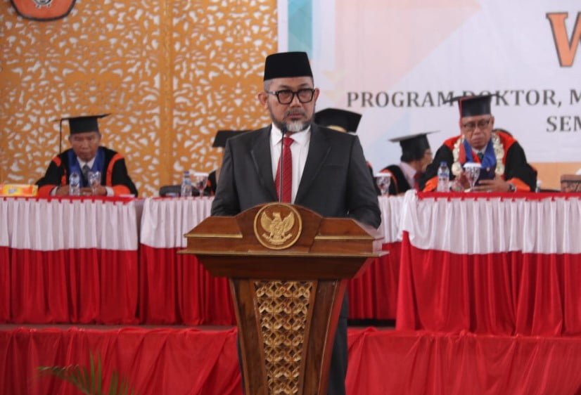 Sekda Provinsi Jambi, Sudirman saat memberi kata sambutan pada acara wisuda Universitas Jambi.