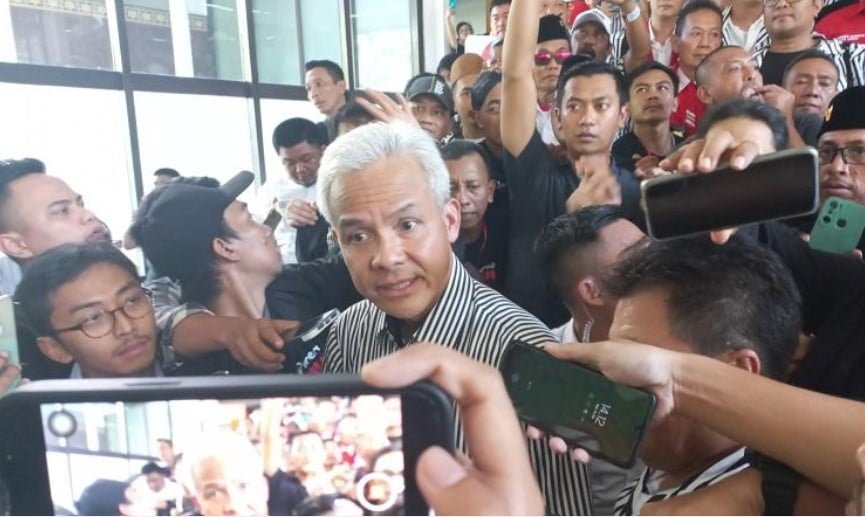 Survei Indikator Politik Indonesia menunjukkan pemilih Jokowi-Ma'ruf Amin pada Pilpres 2019 cenderung mendukung Ganjar Pranowo. Survei Indikator Politik Indonesia menunjukkan pemilih Jokowi-Ma'ruf Amin pada Pilpres 2019 cenderung mendukung Ganjar Pranowo.