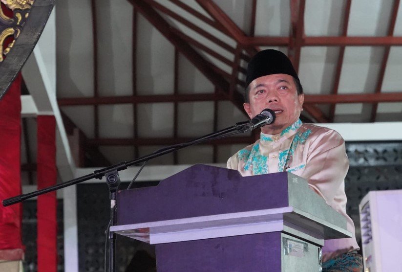 Gubernur Jambi, Al Haris saat memberi kata sambutan pada pembukaan Musabaqah Tilawatil Qur’an (MTQ) Ke-52 Tingkat Provinsi Jambi Tahun 2023 di Kabupaten Sarolangun.