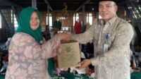 Kadisperindag Provinsi Jambi Kemas Muhammad Fuad (kanan), memberi bantuan bagi perajin batik Jambi, Kamis (31/8/2023) di Seberang Kota Jambi.