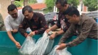 Ketua DPRD Provinsi Jambi Edi Purwanto, menyerahkan kolam bioflok dan bantuan bibit ikan lele kepada kelompok pembudidaya ikan (Pokdakan) Berlian 79 di RT 39 Kelurahan Thehok, kecamatan Jambi Selatan, Kota Jambi