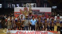 Gubernur Jambi, Al Haris foto bersama juara 1 Tim Futsal SMK 1 Kota Jambi.