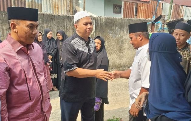 Kemas Muhammad Fuad (kiri) saat takziah ke rumah duka mantan Ketua DPRD Muaro Jambi Nawawi Hamid.