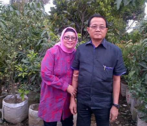 mantan bupati batanghari, abdul fattah beserta istri. mantan bupati batanghari, abdul fattah beserta istri.