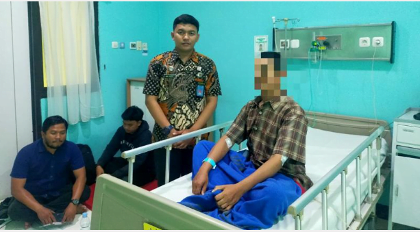 petugas pembimbing kemasyarakatan bapas kelas i semarang arif agung prasetyo (batik cokelat) menemui ali fatkhur rohman guru ma yasua di rsup dr kariadi semarang. petugas pembimbing kemasyarakatan bapas kelas i semarang arif agung prasetyo (batik cokelat) menemui ali fatkhur rohman guru ma yasua di rsup dr kariadi semarang.