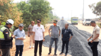 pj bupati muaro jambi, bachyuni deliansyah meninjau langsung progres fisik perbaikan jalan di batas kota jambi simpang desa sungai gelam.