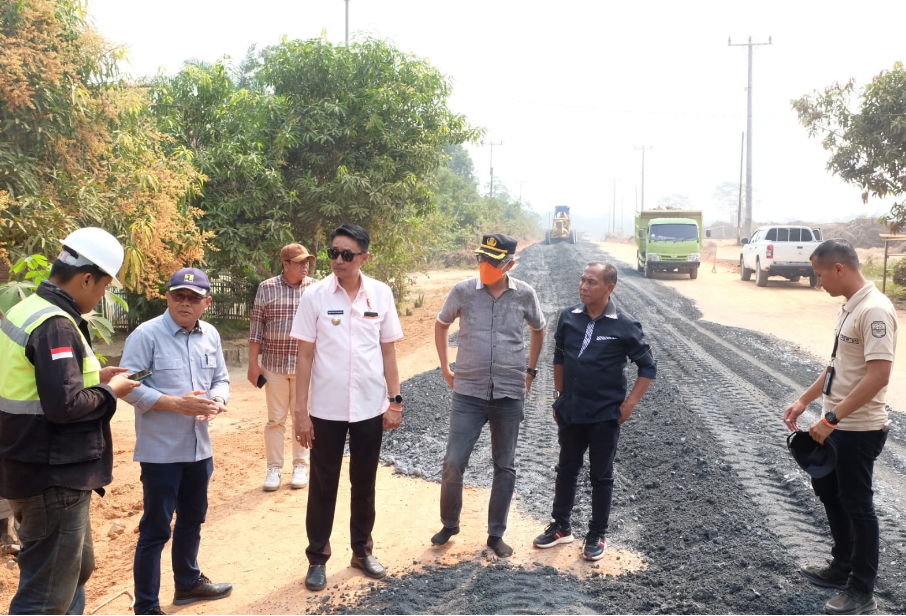 pj bupati muaro jambi, bachyuni deliansyah meninjau langsung progres fisik perbaikan jalan di batas kota jambi simpang desa sungai gelam. pj bupati muaro jambi, bachyuni deliansyah meninjau langsung progres fisik perbaikan jalan di batas kota jambi simpang desa sungai gelam.