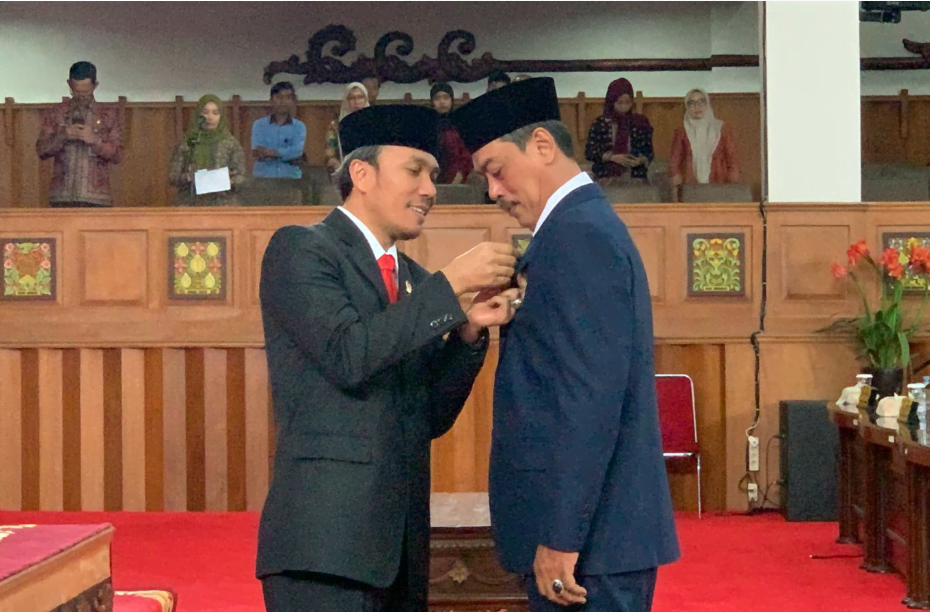 Ketua DPRD Provinsi Jambi, Edi Purwanto Pimpin Paripurna Pengambilan Sumpah PAW M Asriadi. Ketua DPRD Provinsi Jambi, Edi Purwanto Pimpin Paripurna Pengambilan Sumpah PAW M Asriadi.