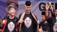 calon presiden partai perindo ganjar pranowo dikalungkan selendang tapis oleh tokoh budaya, tokoh adat, dan pegiat seni.