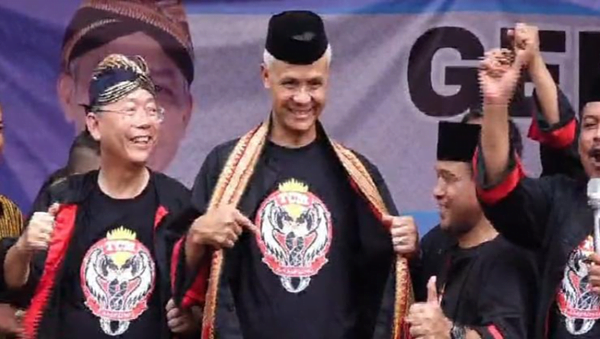 calon presiden partai perindo ganjar pranowo dikalungkan selendang tapis oleh tokoh budaya, tokoh adat, dan pegiat seni.