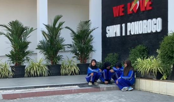 deretan fakta tarikan sumbangan oleh smpn 1 ponorogo. deretan fakta tarikan sumbangan oleh smpn 1 ponorogo.