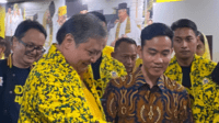 gibran rakabuming raka bersama ketum golkar airlangga hartarto.