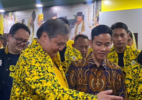 gibran rakabuming raka bersama ketum golkar airlangga hartarto.