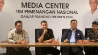 juru bicara tpn ganjar presiden dari pdip, chico hakim, dalam konferensi pers di media center tpn, jakarta pusat,