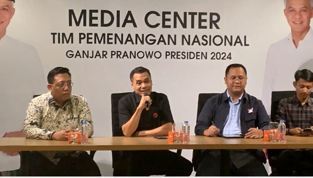 juru bicara tpn ganjar presiden dari pdip, chico hakim, dalam konferensi pers di media center tpn, jakarta pusat,