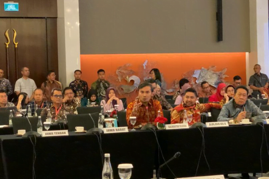 ketua dprd provinsi jambi, edi purwanto hadiri rakernas adpsi dan asdepsi di jawa barat.