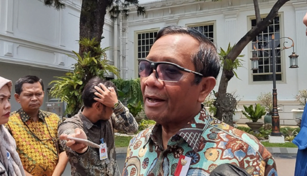 mahfud md memastikan tugasnya sebagai menko polhukam tak terbengkalai meski menjadi cawapres ganjar pranowo. mahfud md memastikan tugasnya sebagai menko polhukam tak terbengkalai meski menjadi cawapres ganjar pranowo.