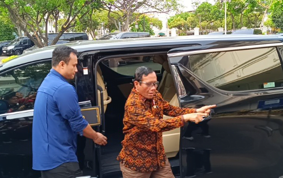 menko polhukam mahfud md menemui presiden joko widodo (jokowi) di istana kepresidenan. menko polhukam mahfud md menemui presiden joko widodo (jokowi) di istana kepresidenan.
