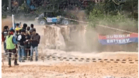 mobil peserta off road di Muaro Jambi tabrak penonton.