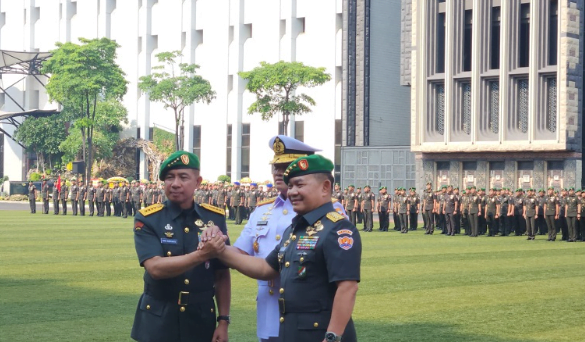 panglima tni pimpin sertijab ksad dari jenderal dudung ke jenderal agus subiyanto.