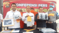 petugas kepolisian saat konferensi pers menunjukkan barang bukti dan pelaku. petugas kepolisian saat konferensi pers menunjukkan barang bukti dan pelaku.