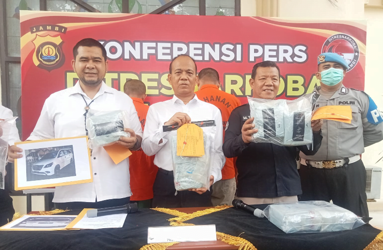 petugas kepolisian saat konferensi pers menunjukkan barang bukti dan pelaku. petugas kepolisian saat konferensi pers menunjukkan barang bukti dan pelaku.