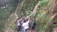 polisi dan warga menunjukkan lokasi 5 orang tertipa pohon tumbang di hutan lindung kecamatan peundeuy, garut.