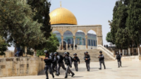 polisi israel menutup masjid al aqsa.