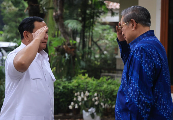 prabowo beri hormat ke sby ketika bertemu di cikeas.