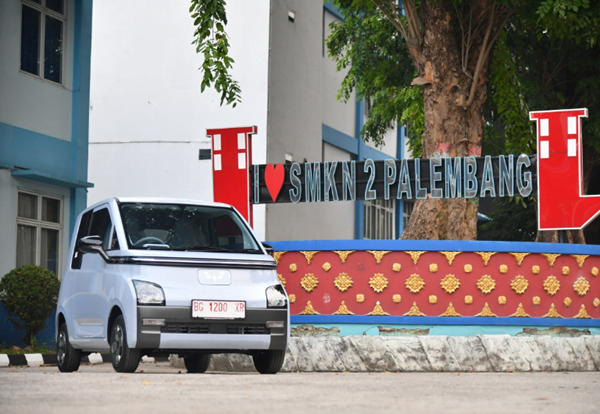 presiden jokowi berikan mobil listrik ke smkn 2 palembang.