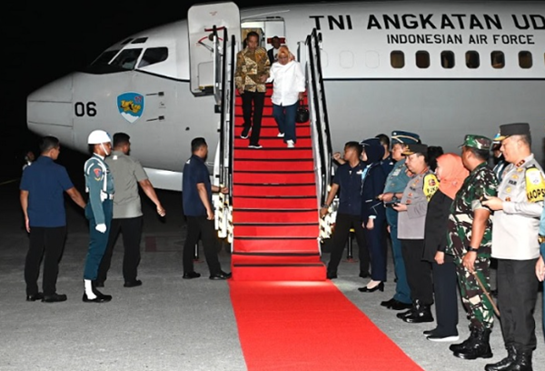 presiden jokowi tiba di surabaya.
