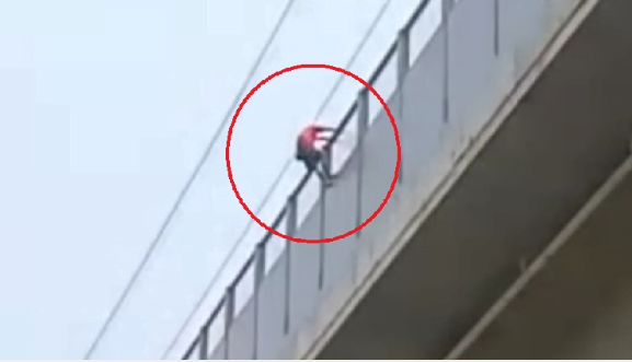 seorang pria bergelantungan di flyover jalur kereta cepat whoosh, kampung campaka, desa campakamekar, kecamatan padalarang, kbb. seorang pria bergelantungan di flyover jalur kereta cepat whoosh, kampung campaka, desa campakamekar, kecamatan padalarang, kbb.