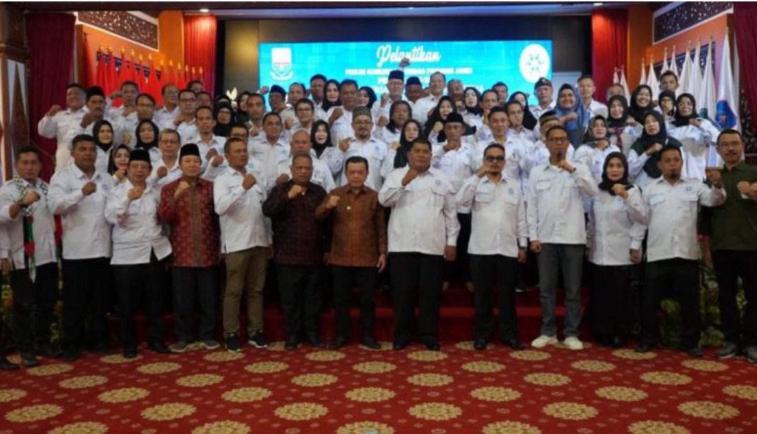 gubernur jambi al haris saat mengukuhkan forum komunikasi ormas.