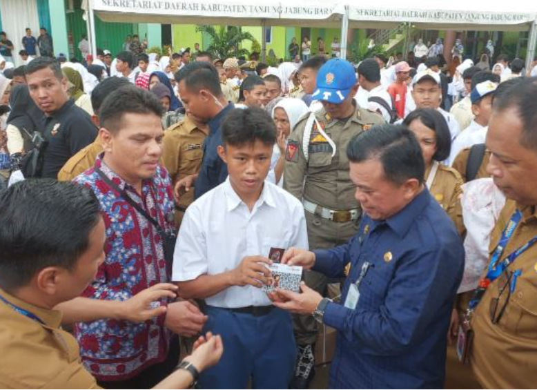 gubernur jambi al haris saat menyerahkan bantuan dumisake di smansa tanjabbar. gubernur jambi al haris saat menyerahkan bantuan dumisake di smansa tanjabbar.