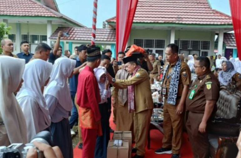 gubernur jambi al haris saat serahkan bantuan pendidikan program dumisake di tanjabtim, gubernur jambi al haris saat serahkan bantuan pendidikan program dumisake di tanjabtim,