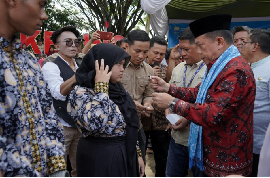 gubernur jambi al haris saat serahkan bantuan pendidikan program dumisake. gubernur jambi al haris saat serahkan bantuan pendidikan program dumisake.