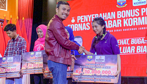 ketua dprd provinsi jambi sekaligus ketua kormi provinsi jambi, edi purwanto memberikan penyerahan bonus peraih mendali fornas (festival olahraga rekreasi nasional) vii jabar kormi provinsi jambi