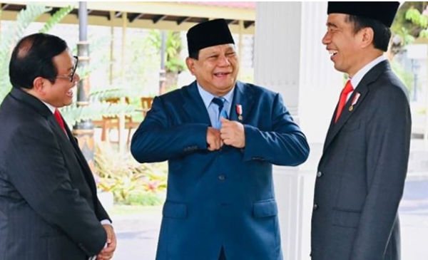 prabowo subianto (tengah) bersama presiden ri jokowi (kanan).