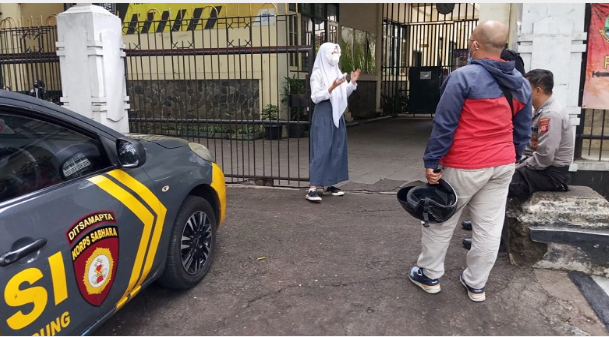 teman korban saat memberikan keterangan kepada polisi yang datang ke sman 3 bandung pascakejadian.