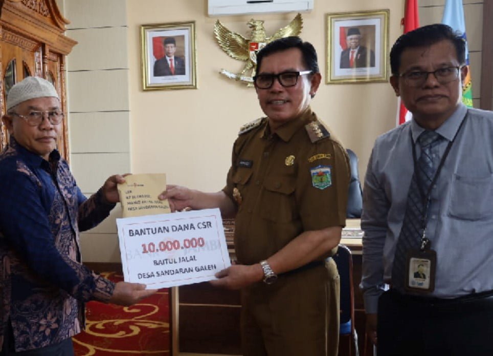 Penyerahan bantuan pembangunan masjid dan musala. Foto: Oga/Jambiseru.com Penyerahan bantuan pembangunan masjid dan musala. Foto: Oga/Jambiseru.com
