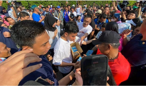 cawapres gibran rakabuming raka telah membagikan susu susu dalam car free day di bundaran hi
